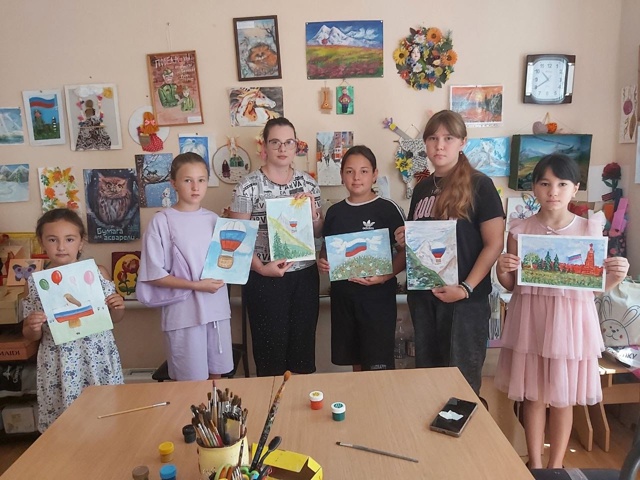 15.08.2025г. В доме культуры села Кара-Тюбе проходит выставка рисунков "Под флагом России", посвященная Дню государственного флага РФ