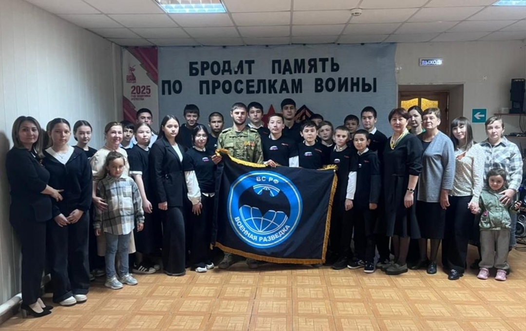 16.05.2025г. В рамках года защитника Отечества и 80-летия Победы в ВОВ, в Доме культуры села Кара-Тюбе прошла презентация сборника поэтов и писателей восточной зоны Ставропольского края «Бродит память по проселкам войны…» 